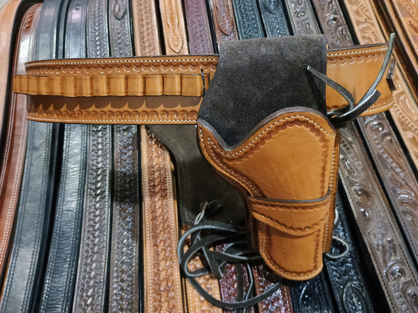 .44 / .45 / .410 Pistolero Hand-Tooled Ammo Belt – Full Grain Leather, Suede Lined (Saddle Tan / Black) – [Width Placeholder]
