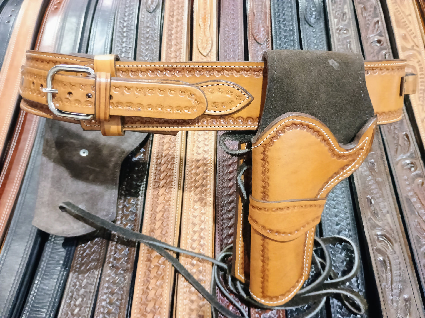 .44 / .45 / .410 Pistolero Hand-Tooled Ammo Belt – Full Grain Leather, Suede Lined (Saddle Tan / Black) – [Width Placeholder]